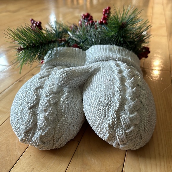 🌲Light Up Mittens Christmas Decor - Picture 2 of 9